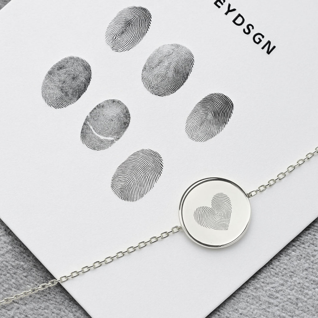 Heart fingerprint coin bracelet in 925 sterling silver by Atelier, showcasing a personalized engraving detail.