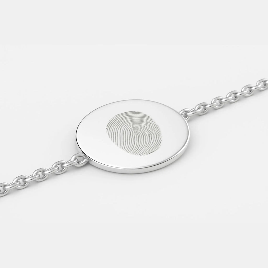 Single fingerprint coin bracelet in 925 sterling silver by Atelier By DSGN, featuring a detailed coin charm.